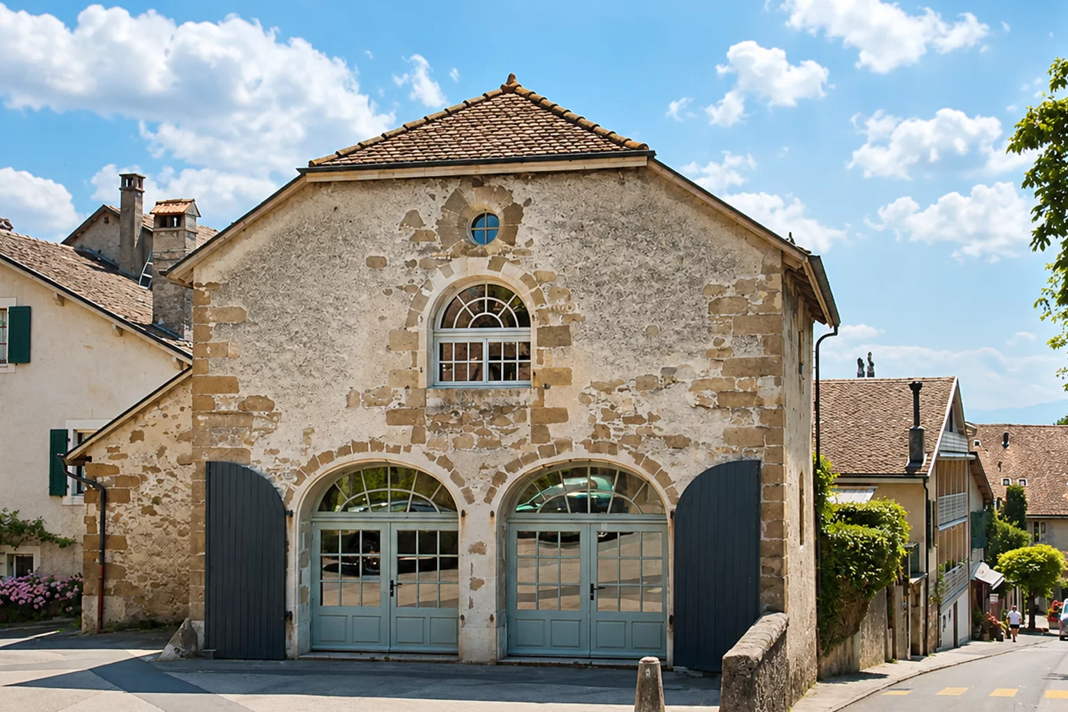Atelier lumineux avec tables de travail